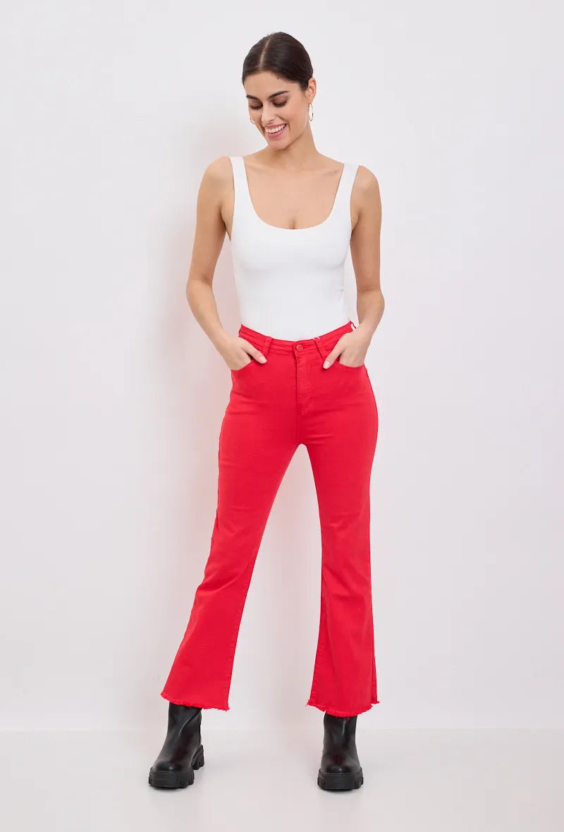 LE PANTALON JEANS MINI FLARE ÉFILOCHÉ : L'ÉLÉGANCE REBELLE