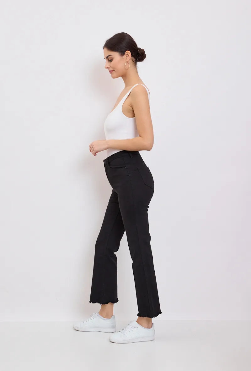 LE PANTALON JEANS MINI FLARE ÉFILOCHÉ : L'ÉLÉGANCE REBELLE