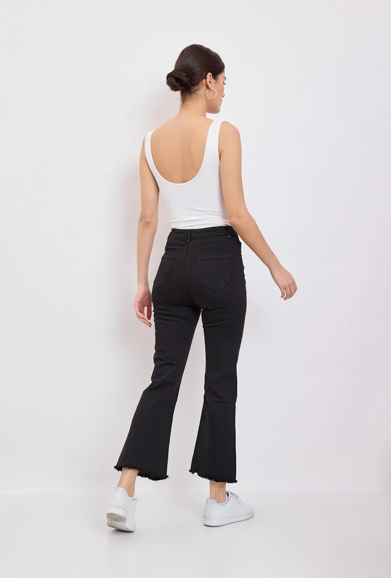 LE PANTALON JEANS MINI FLARE ÉFILOCHÉ : L'ÉLÉGANCE REBELLE