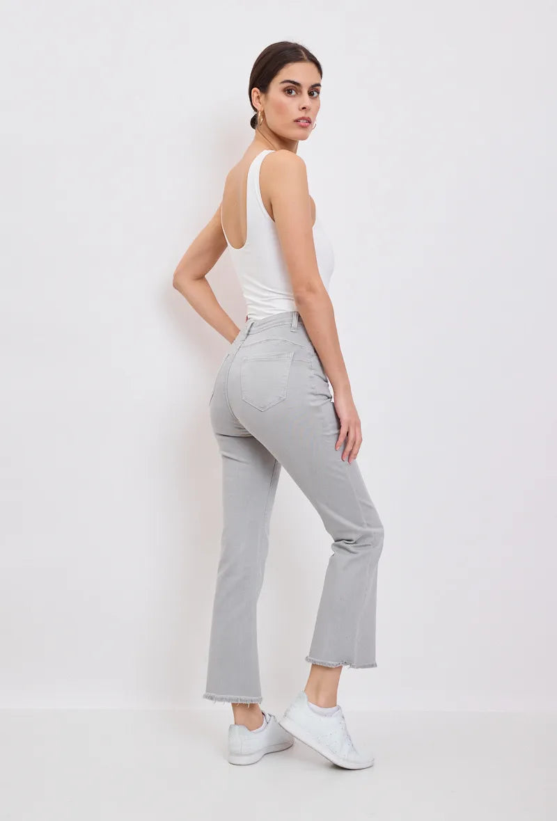 LE PANTALON JEANS MINI FLARE ÉFILOCHÉ : L'ÉLÉGANCE REBELLE