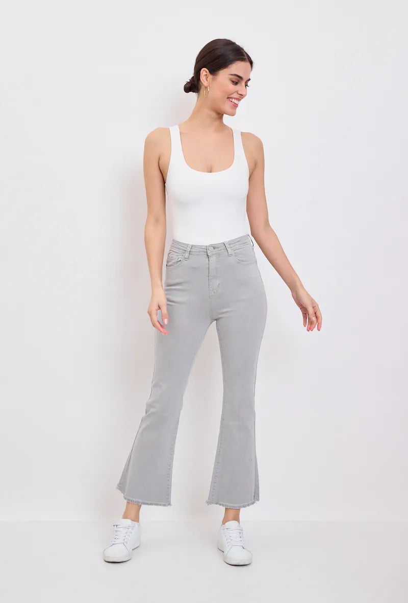 LE PANTALON JEANS MINI FLARE ÉFILOCHÉ : L'ÉLÉGANCE REBELLE