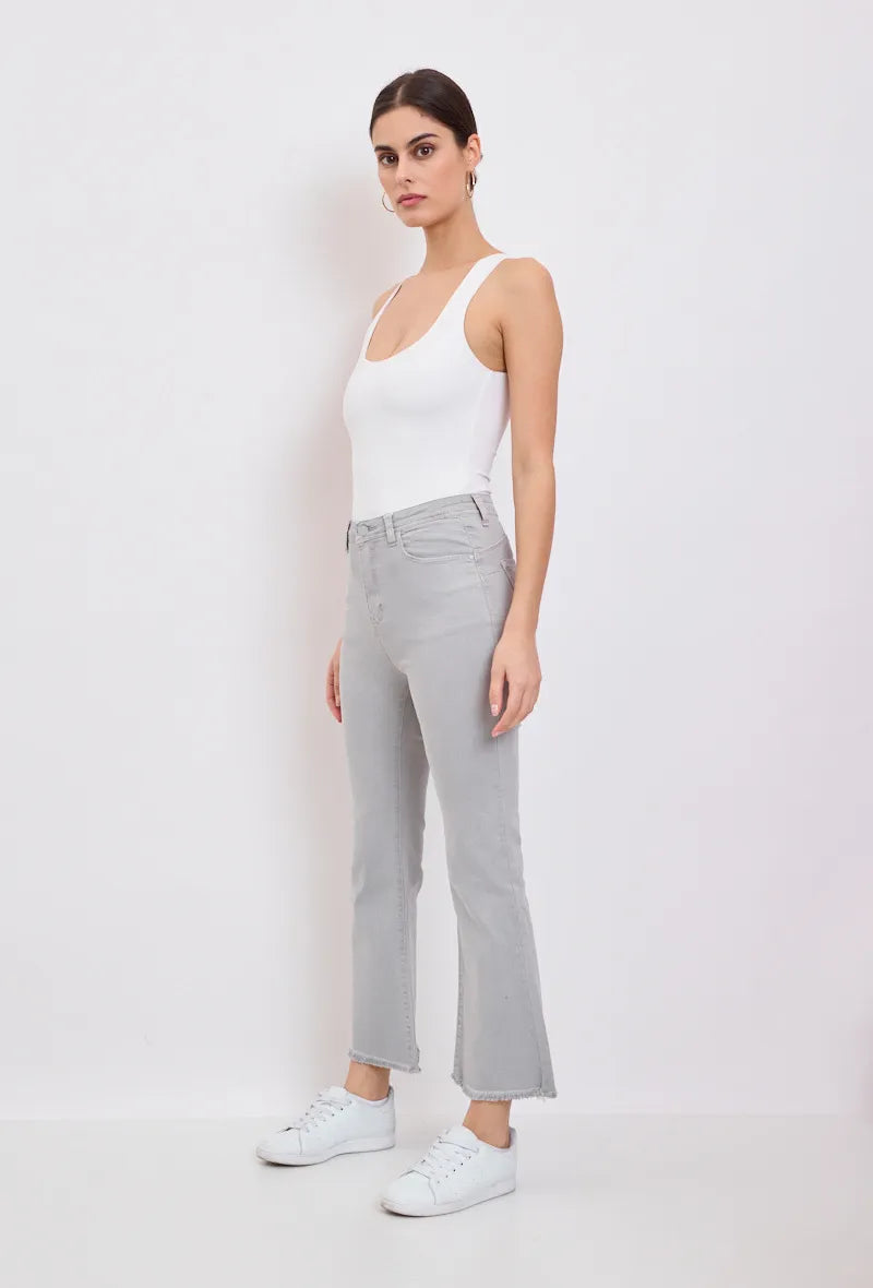 LE PANTALON JEANS MINI FLARE ÉFILOCHÉ : L'ÉLÉGANCE REBELLE