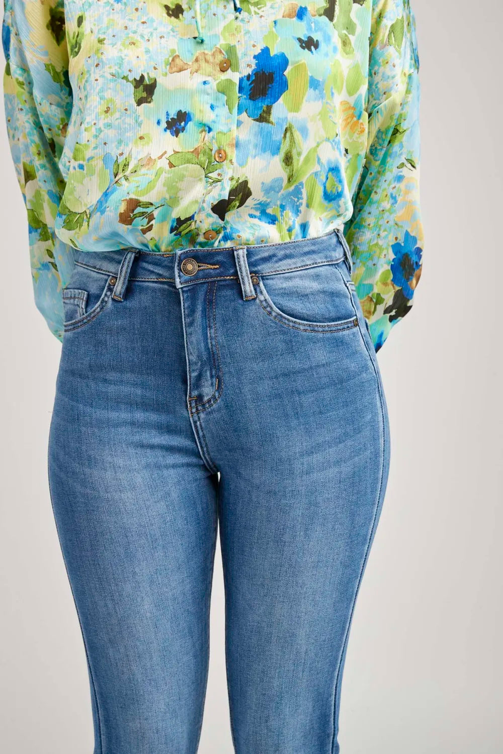 PANTALON EN JEANS - MERVEILLE