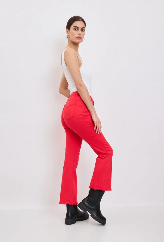 LE PANTALON JEANS MINI FLARE ÉFILOCHÉ : L'ÉLÉGANCE REBELLE