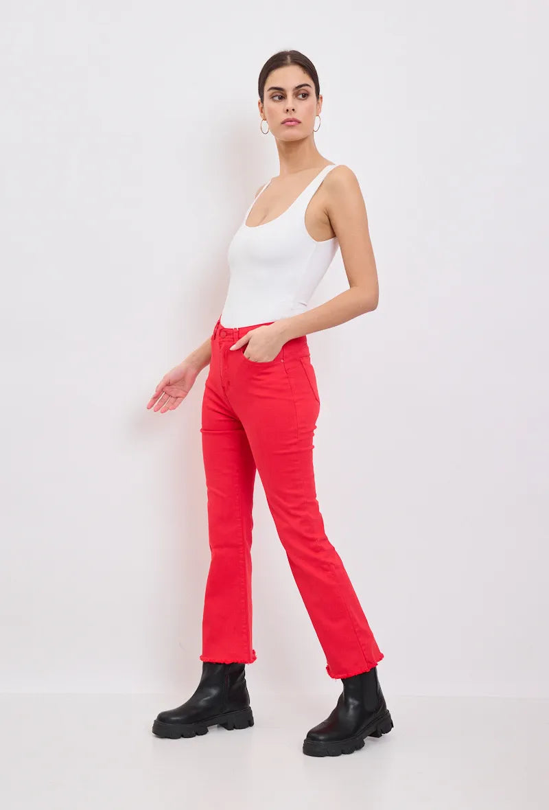 LE PANTALON JEANS MINI FLARE ÉFILOCHÉ : L'ÉLÉGANCE REBELLE