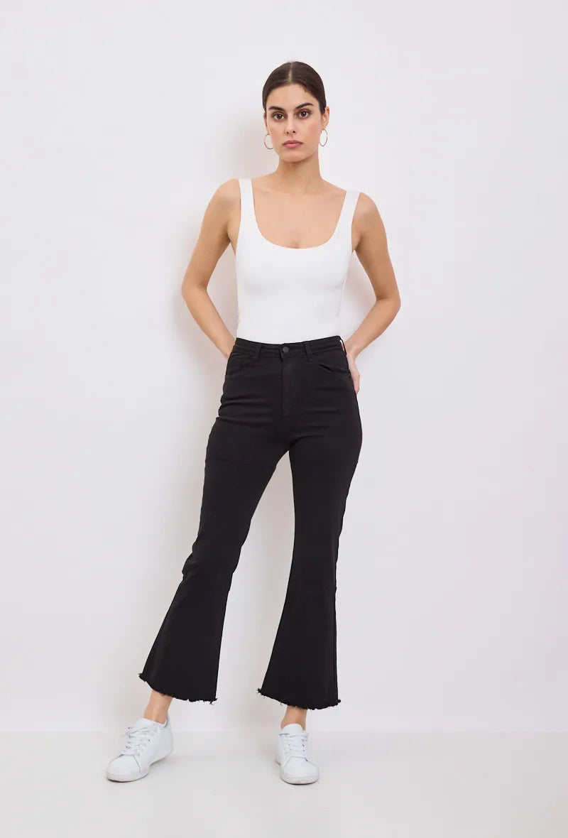 LE PANTALON JEANS MINI FLARE ÉFILOCHÉ : L'ÉLÉGANCE REBELLE